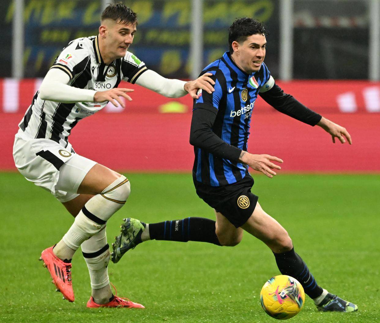 包含国际米兰球员默契配合备战，冲击下一场比赛胜利的词条