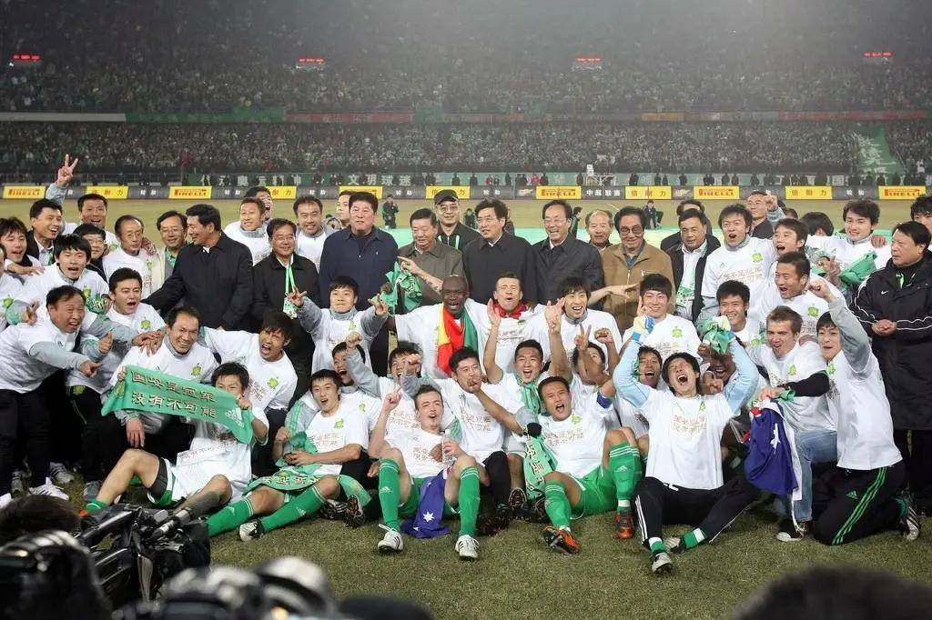 中超赛事此刻分出胜负，球员尽情挥汗拼争的简单介绍