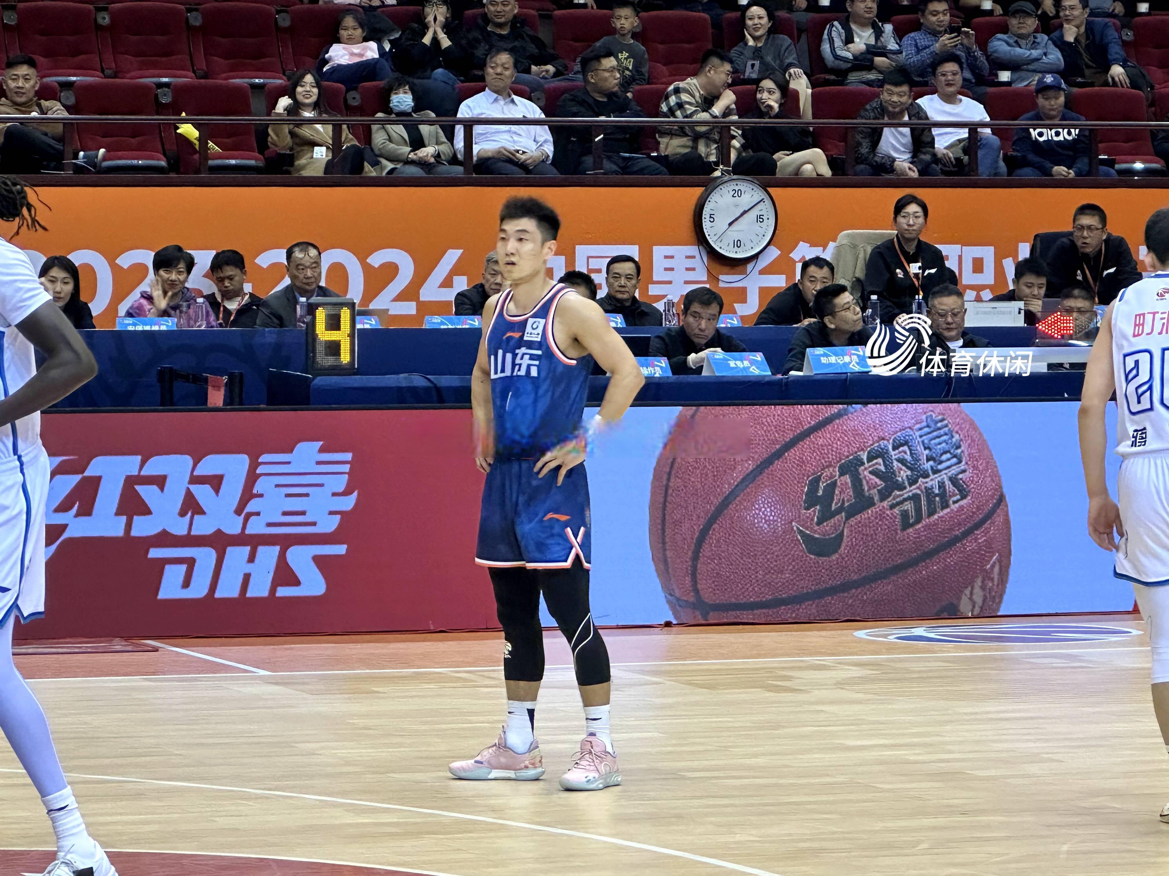 包含CBA球队冬训集结备战，球员士气高涨的词条