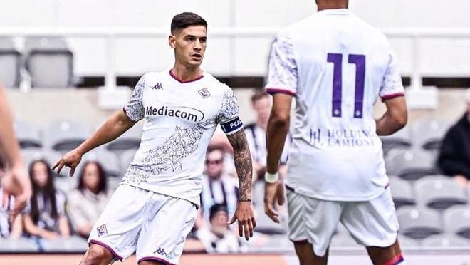 包含佛罗伦萨中场连续两场进球，成为球队新焦点的词条