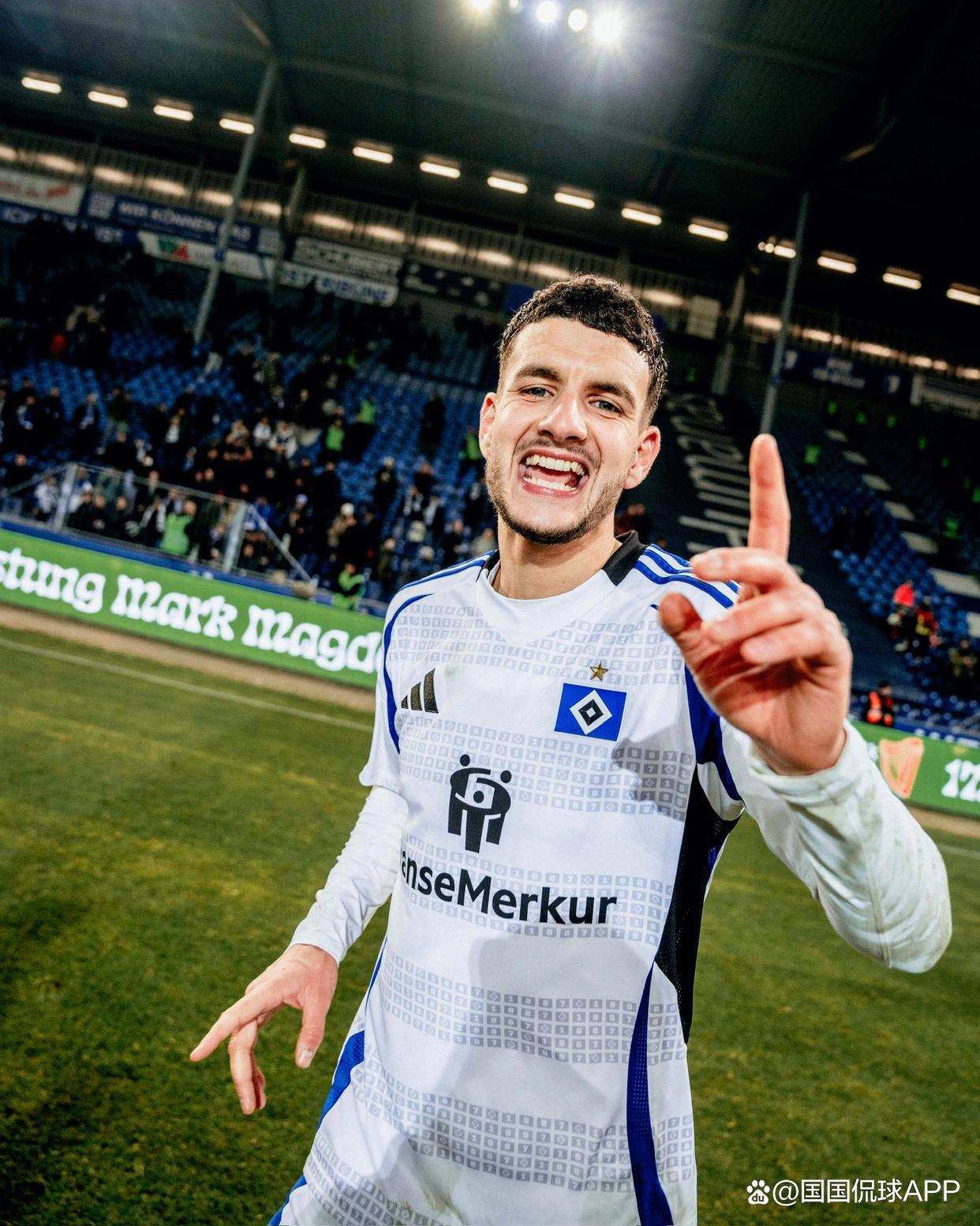 包含汉堡联手德甲俱乐部，推动足球基层发展的词条