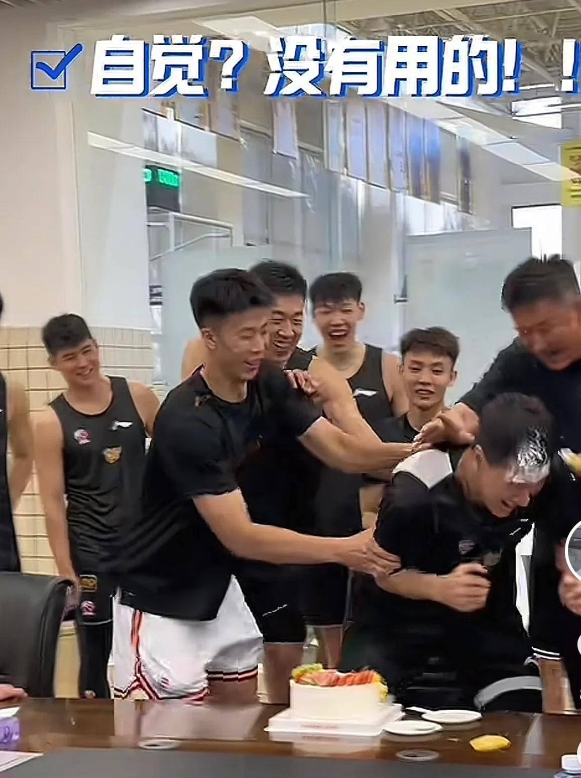 队员集体默契表现出色连笑获胜的简单介绍