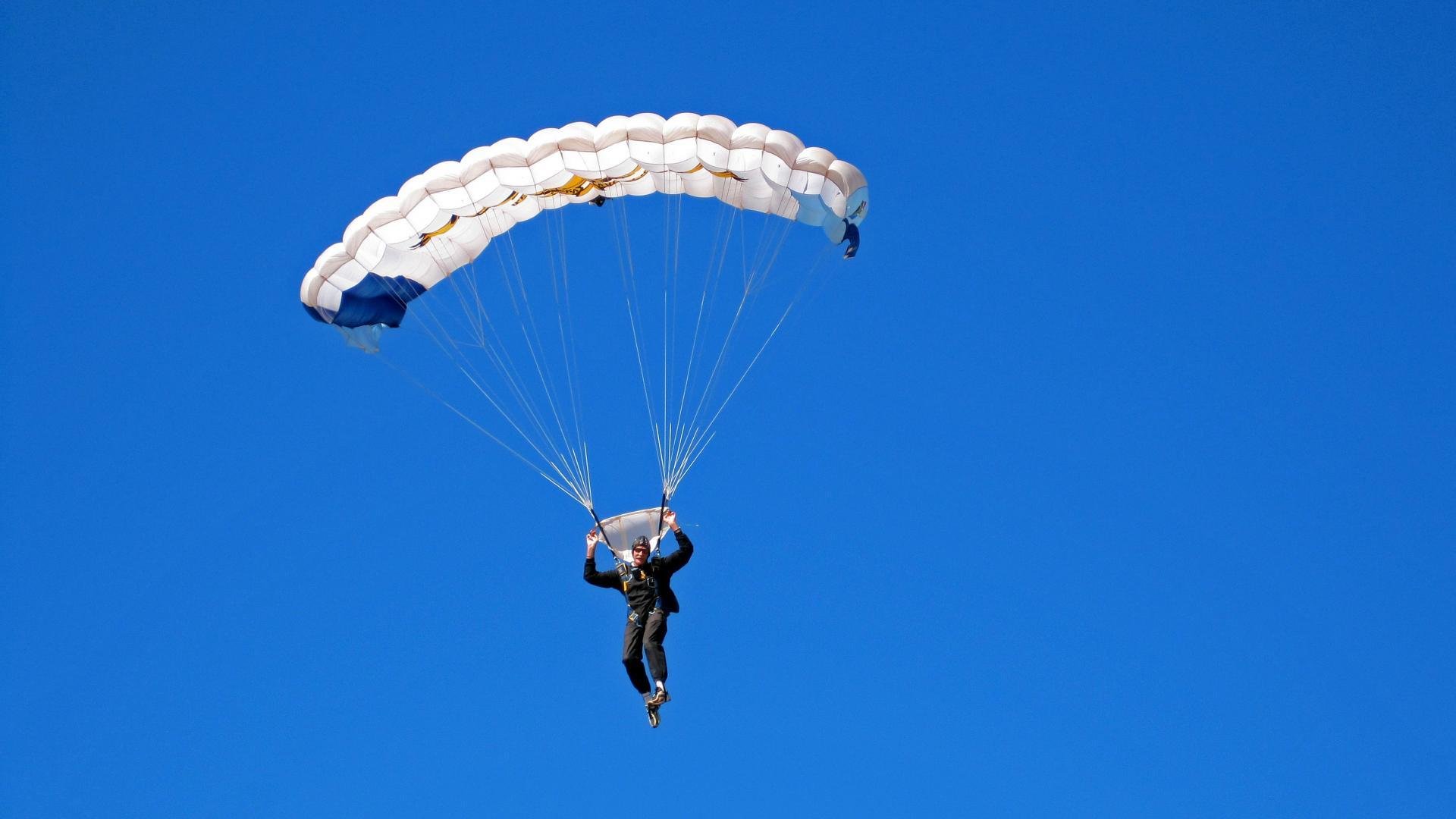 末节之王！西亚卡姆接管比赛，湖人防线在火箭面前土崩瓦解